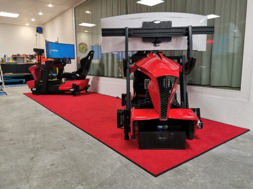 Zwei Sim Racing Rigs Immersive mit einer Sonderlackierung